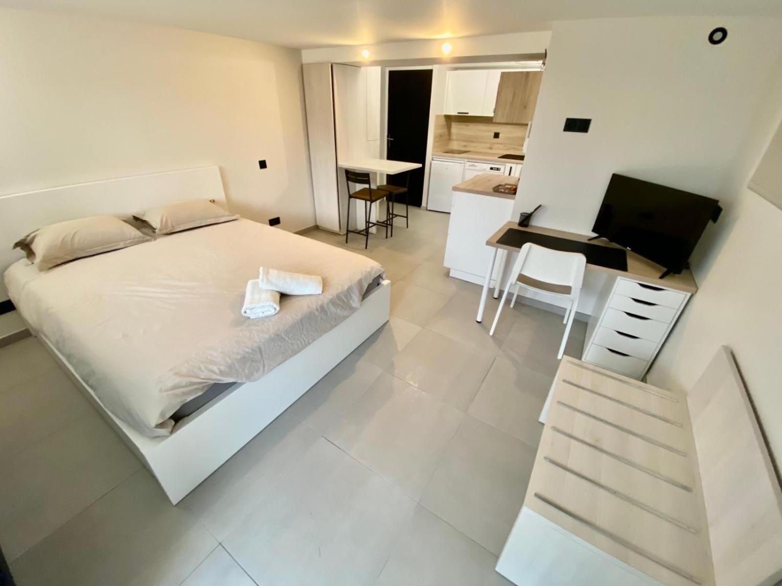 Studio Chez L'Habitant Avec Piscine Commune Grieges ภายนอก รูปภาพ